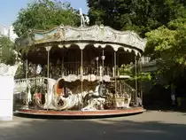 Das Karussell am Fu�e des Montmartre H�gels, am fr�hen Morgen noch nicht dicht umlagert, am 13.07.2009