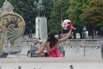 berglcklich hlt am 19.07.2009 diese junge Braut ihren Brautstrau auf der Place de la Concorde in die Hhe
