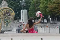 �bergl�cklich h�lt am 19.07.2009 diese junge Braut ihren Brautstrau� auf der Place de la Concorde in die H�he