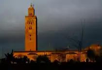 Moschee und Minarett in Marrakesch kurz vor einem Regenschauer im M�rz 1990