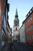 Einen Gasse, mit im Hintergrund der Kreuzkirche im Hannover am 09.01.2011.