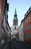 Einen Gasse, mit im Hintergrund der Kreuzkirche im Hannover am 09.01.2011.
