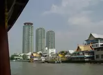 3 Hochh�user (Appartmentgeb�ude), davon eines mit Hubschrauber-Landeplatz auf dem Dach, am Chao Phraya Flu� in Bangkok am 13.01.2011
