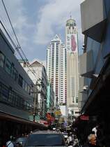 Der Baiyoke Tower 2 ist mit 304 Metern (mit Antenne 328 Metern) das hchste Gebude Thailands. Neben Restaurants, Geschften und einigen Bros beherbergt der Tower das  Baiyoke Sky Hotel . Fertig gestellt im Jahr 1997 zhlt es zu den hchsten Hotelgebuden der Welt. Im 85. Stockwerk befindet sich eine  Sky walk revolving roof deck , von wo aus man eine nicht durch Glasscheiben begrenzte Aussicht auf Bangkok genieen kann. (14.01.2011)  