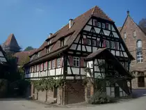 Maulbronn, die ehemalige Pfisterei (B�ckerei) des Klosters, dahinter die ehemalige Klosterm�hle, Okt.2010