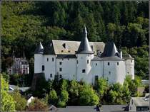 Die Schlossburg von Clervaux wurde im 12. Jahrhundert, mglicherweise auch frher, von den Grafen von Clerf auf einem Felsvorsprung errichtet. Mglicherweise waren die ersten Grafen von Clerf mit den Grafen von Sponheim verwandt. Graf Gerhard von Clerf wird im 12. Jahrhundert als Bruder von Friedrich von Vianden bezeichnet. Nach dem Aussterben der Grafen von Clerf gelangte Burg und Herrschaft an die Herren von Meysenburg, spter an die Herren von Brandenburg (Eine Seitenlinie der Grafen von Vianden). Die Burg wurde im 15. und 16. Jahrhundert zur heutigen Gre ausgebaut und sollte 1691 zur Tilgung von Kriegsschulden versteigert werden, blieb aber im Familienbesitz. Danach verfiel die Burg und gelangte 1927 durch Versteigerung in Privatbesitz. Whrend der Ardennenoffensive im Dezember 1944 wurde die Burg von deutschen Truppen stark zerstrt. Die Restaurierungsarbeiten der Schlossburg, die sich heute im Besitz des Staates Luxemburg befindet, wurden erst 1994 abgeschlossen. Im Schloss befinden sich zur Zeit drei Ausstellungen: The Family of Man, die berhmte Fotoausstellung von Edward Steichen, welche 2003 in das Memory of the World Register der UNESCO aufgenommen wurde, das Kriegsmuseum mit Dokumentation zur Ardennenschlacht und das Museum der Modelle der 22 wichtigsten luxemburgischen Burgen und Schlsser. 25.09.2010 (Jeanny) 