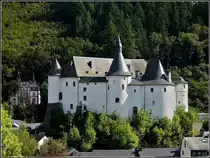Die Schlossburg von Clervaux wurde im 12. Jahrhundert, m�glicherweise auch fr�her, von den Grafen von Clerf auf einem Felsvorsprung errichtet. M�glicherweise waren die ersten Grafen von Clerf mit den Grafen von Sponheim verwandt. Graf Gerhard von Clerf wird im 12. Jahrhundert als Bruder von Friedrich von Vianden bezeichnet. Nach dem Aussterben der Grafen von Clerf gelangte Burg und Herrschaft an die Herren von Meysenburg, sp�ter an die Herren von Brandenburg (Eine Seitenlinie der Grafen von Vianden). Die Burg wurde im 15. und 16. Jahrhundert zur heutigen Gr��e ausgebaut und sollte 1691 zur Tilgung von Kriegsschulden versteigert werden, blieb aber im Familienbesitz. Danach verfiel die Burg und gelangte 1927 durch Versteigerung in Privatbesitz. W�hrend der Ardennenoffensive im Dezember 1944 wurde die Burg von deutschen Truppen stark zerst�rt. Die Restaurierungsarbeiten der Schlossburg, die sich heute im Besitz des Staates Luxemburg befindet, wurden erst 1994 abgeschlossen. Im Schloss befinden sich zur Zeit drei Ausstellungen: The Family of Man, die ber�hmte Fotoausstellung von Edward Steichen, welche 2003 in das Memory of the World Register der UNESCO aufgenommen wurde, das Kriegsmuseum mit Dokumentation zur Ardennenschlacht und das Museum der Modelle der 22 wichtigsten luxemburgischen Burgen und Schl�sser. 25.09.2010 (Jeanny) 