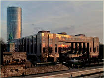 Die untergehende Sonne des 20.11.2010 spiegelt sich in der Fassade des Hotels Hyatt in Kln. (Jeanny)