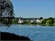 Der Kirche von Vielsalm liegt am malerischen See. 06.08.2010 (Jeanny) 