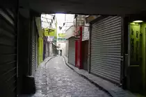 Die Passage du Chantier bei der Place de la Bastille behielt ihr Aussehen aus dem 19. JH mit gro�en Pflastersteinen und schmalen B�rgersteigen, hinter denen sich Schleifer- und Lackierer-Werkst�tten befinden. (18.07.2009)