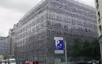 Eine Fassadenverkleidung ganz moderner Art befindet sich an diesem Geb�ude mit einer kalten und nichtssagenden eigentlichen Fassade, bevor es eine kunstvolle Verkleidung aus Stahlrohren vorgesetzt bekam. (16.07.2009)