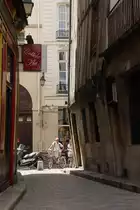 So als dr�cke die Last der Jahre auf das alte Gem�uer, das sich, um dem Druck zu entgehen, nach au�en biegt. (17.07.2009)