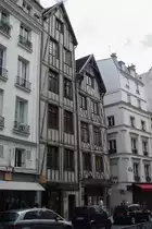 Nach der Haussmann'schen Umgestaltung der Stadt ist vom mittelalterlichen Paris nicht mehr viel �brig geblieben. An der Rue Francois Miron stehen windschief und eng aneinandergeleht, als wollten sie sich gegenseitig st�tzen, um nicht umzufallen, noch 2 alte Fachwerkh�user. (17.07.2009)
