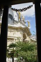 Die Kuppel ber dem Eingangsbereich zum Petit Palais ist geschmckt mit vergoldeten Engeln und dem Wappen der Stadt Paris. (15.07.2009) Der wunderschne kleine Innenhof des Petit Palais, ein Garten mit Wasserbassins, ist mit einer Galerie abgeschlossen.