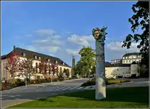 Mitten in der Ortschaft, zwischen Wiltz und Niederwiltz, entstand ein Denkmal zu Ehren des luxemburgischen Nationaldichters Michel Rodange. Hier in Wiltz, und zwar genauer gesagt „op der Lann – am Haus a Schumachich“,  schrieb dieser zwischen 1866 und 1872 sein erstes Werk in luxemburgischer Sprache: „DE REENERT – de Fuuss am Frack an a Maansgr�isst“. Das Monument f�r Michel Rodange und sein Werk „Reenert“ ist eine 4,40 M hohe S�ule aus Bardiglietto-Marmor. Sie steht unten im Schulberg, nur ein paar Meter von dem Haus entfernt, wo unser Nationalepos geschrieben wurde. Hier http://de.wikipedia.org/wiki/Michel_Rodange kann man einen Auszug aus dem  Reenert  in luxemburgischer Sprache anh�ren. 04.09.2010 (Hans)