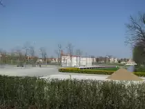 Schwerin; ehemaliges BUGA-Gel�nde, im Hintergrund das Mecklenburgische Staatstheater und das staatliche Museum. [18.04.2010]