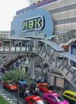 Bangkok, 14.01.2011: Ein gro�es Einkaufszentrum MBK am Siam Square. Mit Fu�g�ngerbr�cken als Verbindung zu den Skytrainstationen und um den Fu�g�ngern ein einfaches und ungef�hrliches �berqueren der Stra�en zu erm�glichen.