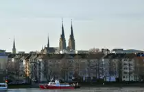 Bonn-Rheinufer mit Feuerwehrschiff, Kirche und Mietsh�usern - 10.01.2011