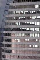  Sonne rein oder Jalousien runter, das ist hier die Frage  im Sail City Hochhaus in Bremerhaven. 16.10.2010