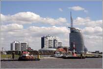 Eine von Bremerhavens Schokoladenseiten: hinter den Mauern des Zoo am Meer erheben sich die Hochhuser des Columbus Center, dazwischen ist die Glasfassade des Klimahauses 8 Ost zu sehen, rechts schliet sich das Sail City Hochhaus an. 26.06.2010