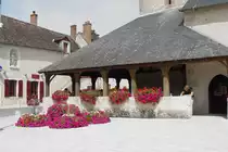Versammlungshalle mit �ppigem Blumenschmuck neben der Kirche im Ort Cheverny im Loiretal am 21.07.2009