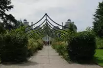 Spalier im Ziergarten von Schlo� Cheverny und Gartenseite des Schlosses am 21.07.2009