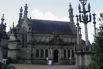 Das Beinhaus in dem Umfriedeten Pfarrbezierk von Saint-Th�gonnec und der Kalvarienberg mit den drei Kreuzen von Golgatha. Alle Bauwerke aus Granit. (23.07.2009)