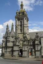 Der umfriedete Pfarrbezirk von Saint-Thgonnec, hier das Triumphtor und die Kirche am 23.07.2009.