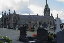 Friedhof und Kirche des umfriedeten Pfarrbezirks von Guimiliau am 23.07.2009