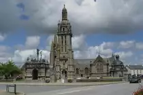 Der umfriedete Pfarrbezirk von Pleyben am 23.07.2009. Die Kirche mit einem prachtvollen Renaissanceturm mit seinen Balkonen und den 5 Laternen, und davor der wuchtige Calvaire - eine mehrere Meter hohe B�hne. Unter B�gen kann man unter ihr hergehen. 