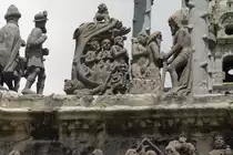 Detail des Kalvarienberges von Pleyben am 23.07.2009:  Weit g�hnt ein H�llenrachen, seine Insassen, denen die teuflischen Peiniger mit ihren bleckenden Gesichtern ein letztes Mal zuzusetzen versuchen, streben vertrauensvoll dem abgestiegenen Erl�ser entgegen . soweit Metken