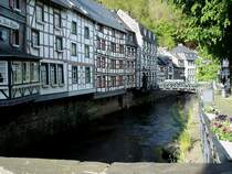 Monschau, Fachwerkhuser an der Rur, die Stadt hat ber 200 denkmalgeschtzte Gebude, Mai 2005