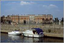 Hampton Court Palace mit seinem groen Park liegt im Westen Londons an der Themse. Scan eines Dias aus dem Jahr 1995.