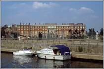 Hampton Court Palace mit seinem gro�en Park liegt im Westen Londons an der Themse. Scan eines Dias aus dem Jahr 1995.