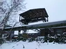 Ein Br�ckenkran und eine Gro�rohrleitung auf dem Gel�nde der stillgelegten Kokerei  Hansa  in Dortmund-Huckarde am 26.12.2010.