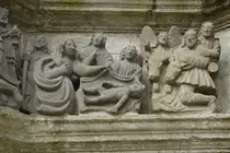 Detail des Kalvarienberges von Guimiliau am 22.07.2009: Die Geburt Jesus (Ist der nicht schon sehr gro�) in Granit gemei�elt