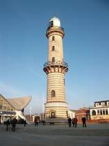 Die Warnemnder Wahrzeichen: der Leuchtturm und der Teepott am 29.Januar 2011. 