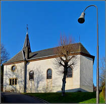 Die kleine Kirche von Enscherange wurde 1765 gebaut und ist dem Heiligen Laurentius gewidmet. 16.11.2010. (Jeanny)