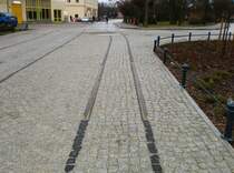 Schienenfragment der ehemaligen Straenbahn Guben mit optischer Verlngerung durch farbiges Kleinpflaster.
Ein Vorbild fr eine mgliche Lsungsidee zur Klrung der Unstimmtigkeiten um den Erhalt der Gleisfragmente der Forster Stadteisenbahn in Forst (Lausitz) ? Zustand: Gubin, 06.02.2011
