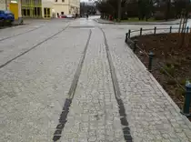 Schienenfragment der ehemaligen Stra�enbahn Guben mit optischer Verl�ngerung durch farbiges Kleinpflaster.
Ein Vorbild f�r eine m�gliche L�sungsidee zur Kl�rung der Unstimmtigkeiten um den Erhalt der Gleisfragmente der Forster Stadteisenbahn in Forst (Lausitz) ? Zustand: Gubin, 06.02.2011
