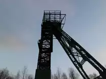 Ein stillgelegter F�rderturm hinter der Maschinenhalle in Gladbeck-Zweckel am 30.01.2011.