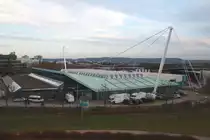 Die Europahalle in Karlsruhe an der  Gnther-Klotz-Anlage  (benannt nach einem ehemaligen Karlsruher Brgermeister) am 13. Februar 2011.

Die Halle hatte 1983 im August ihr Erffnungsfest. 9.000 Menschen haben in der Halle Platz und ganz Besonders an ihr ist das Dach, das von zwei Stahlseilen getragen wird.


Keine 500m entfernt von der Halle befindet sich brigens das Europabad, das 2008 erffnet wurde. 


