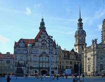 Dresden, das Georgentor, der Eingang zum Schlo, daneben der Schloturm und ganz rechts ein kleiner Teil der Hofkirche, ganz links beginnt der berhmte  Frstenzug , ein monumentales Wandbild, 101m lang, aus Meiner Porzellanfliesen, Okt.2009