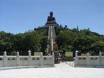 Der Tian Tan Buddha auf der Insel Lantau am 03.07.2003. Diese bronzene Buddhastatue stellt den Buddha Amitabha dar und ist die weltgrte freistehende Buddhastatue in sitzender Haltung. Eine Treppe mit 268 Stufen fhren vom Po Lin Kloster hinauf zur Statue