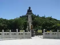 Der Tian Tan Buddha auf der Insel Lantau am 03.07.2003. Diese bronzene Buddhastatue stellt den Buddha Amitabha dar und ist die weltgrte freistehende Buddhastatue in sitzender Haltung. Eine Treppe mit 268 Stufen fhren vom Po Lin Kloster hinauf zur Statue