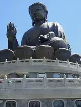 Segnend hebt die Buddhafigur die Hand. Am 03.07.2003 auf Lantau