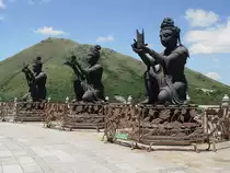 Buddhistische Statuen preisen den Tian Tan Buddha auf Lantau am 03.07.2003