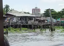 Primitive, auf  Stelzen  im Menam Chao Phraya in Bangkok erbaute Wohngebude am 28.05.2006