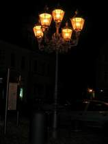 Kunstvoll gestaltete Gaslaterneimitationen erhellen den Marktplatz von Wurzen. 04.03.07
