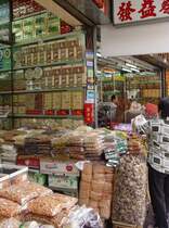 28.05.2006 in der Chinatown von Bangkok. Ein ganz typisches Geschft fr chinesische Waren. Alle Gerche des Fernen Ostens sind hier vertreten.